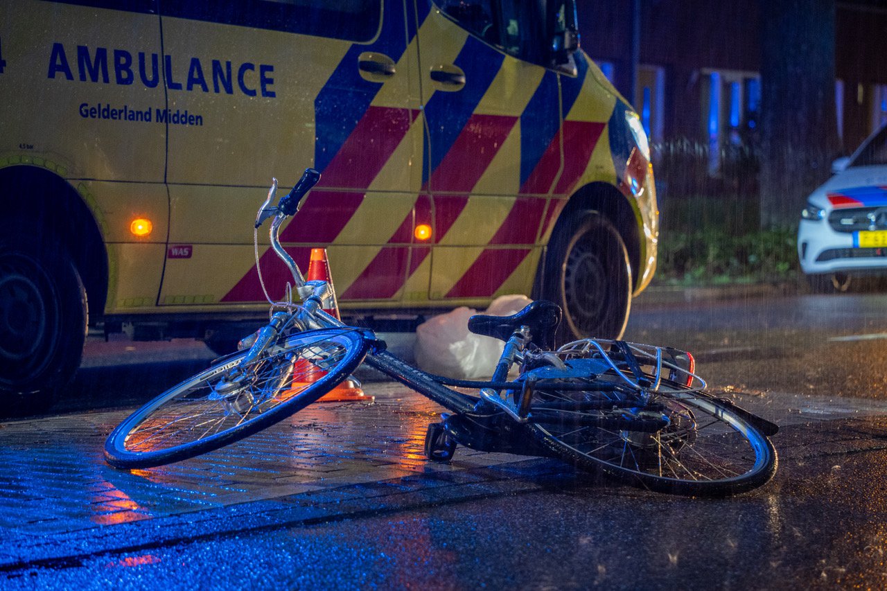 Fietsster geschept door auto in Zevenaar: vrouw in kritieke toestand