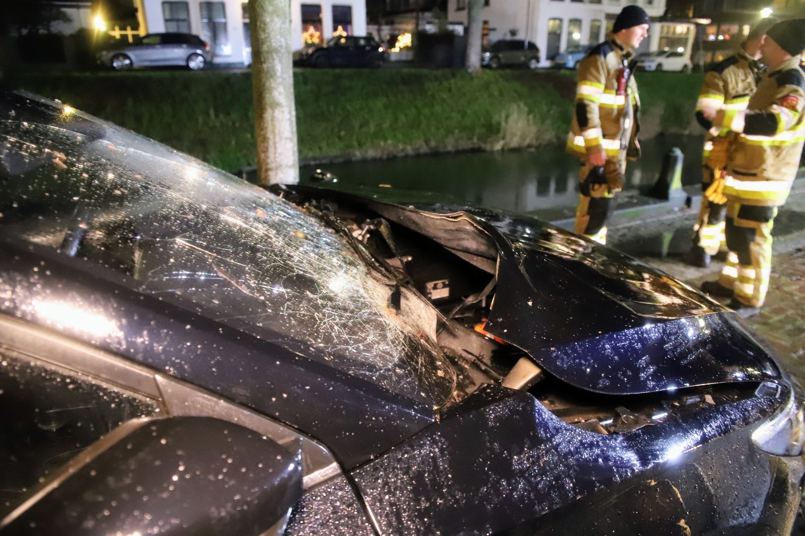 Vuurwerk op motorkap ontploft