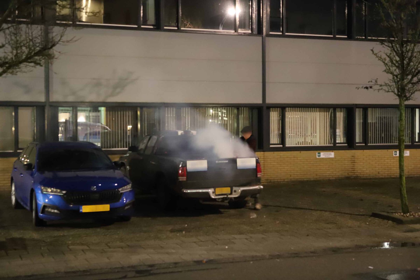 Autobrand nadat vuurwerkafval in brand vliegt