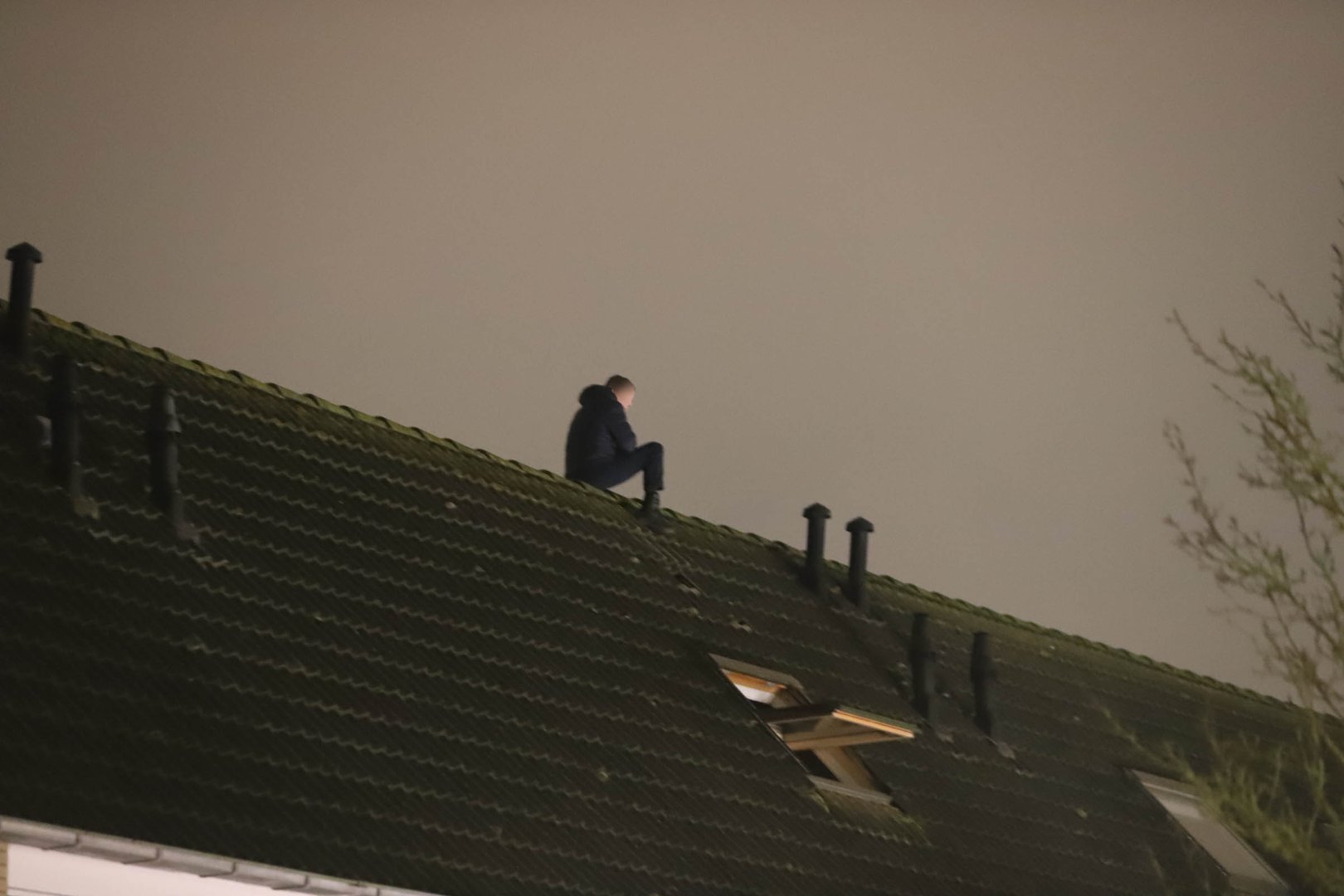 Man door hulpdiensten van het dak af gehaald