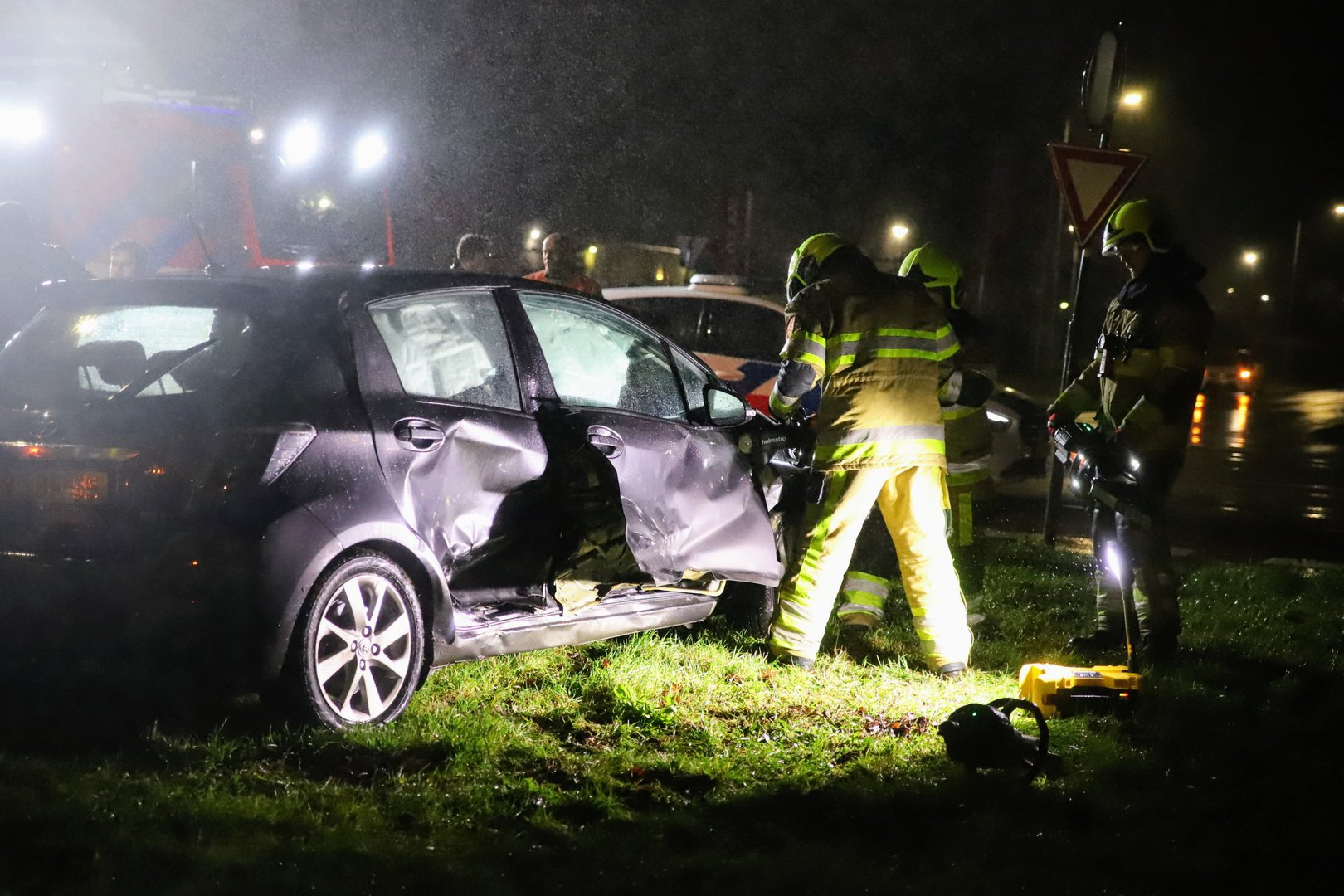 Brandweer bevrijdt vrouw na ongeval op kruising