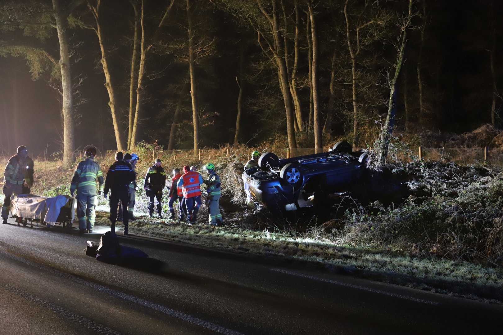 Auto crasht en slaat over de kop: bestuurder aangehouden