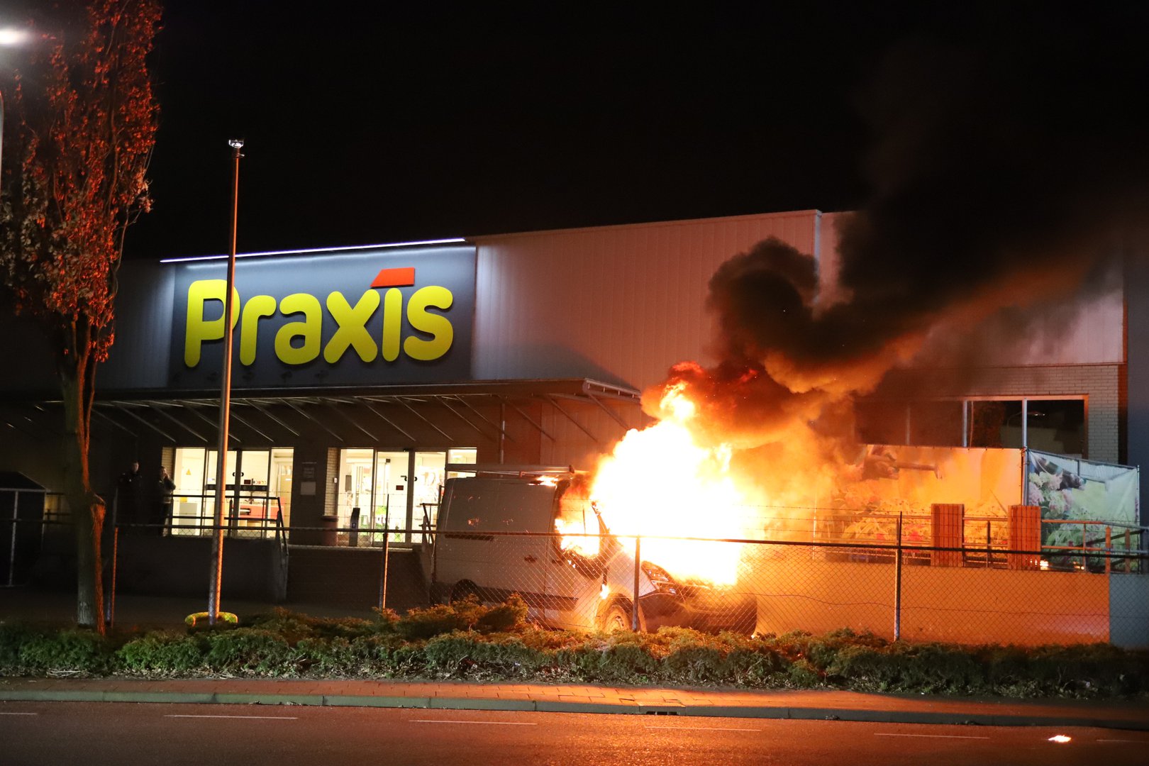 Bestelbus verwoest door brand op parkeerplaats Praxis