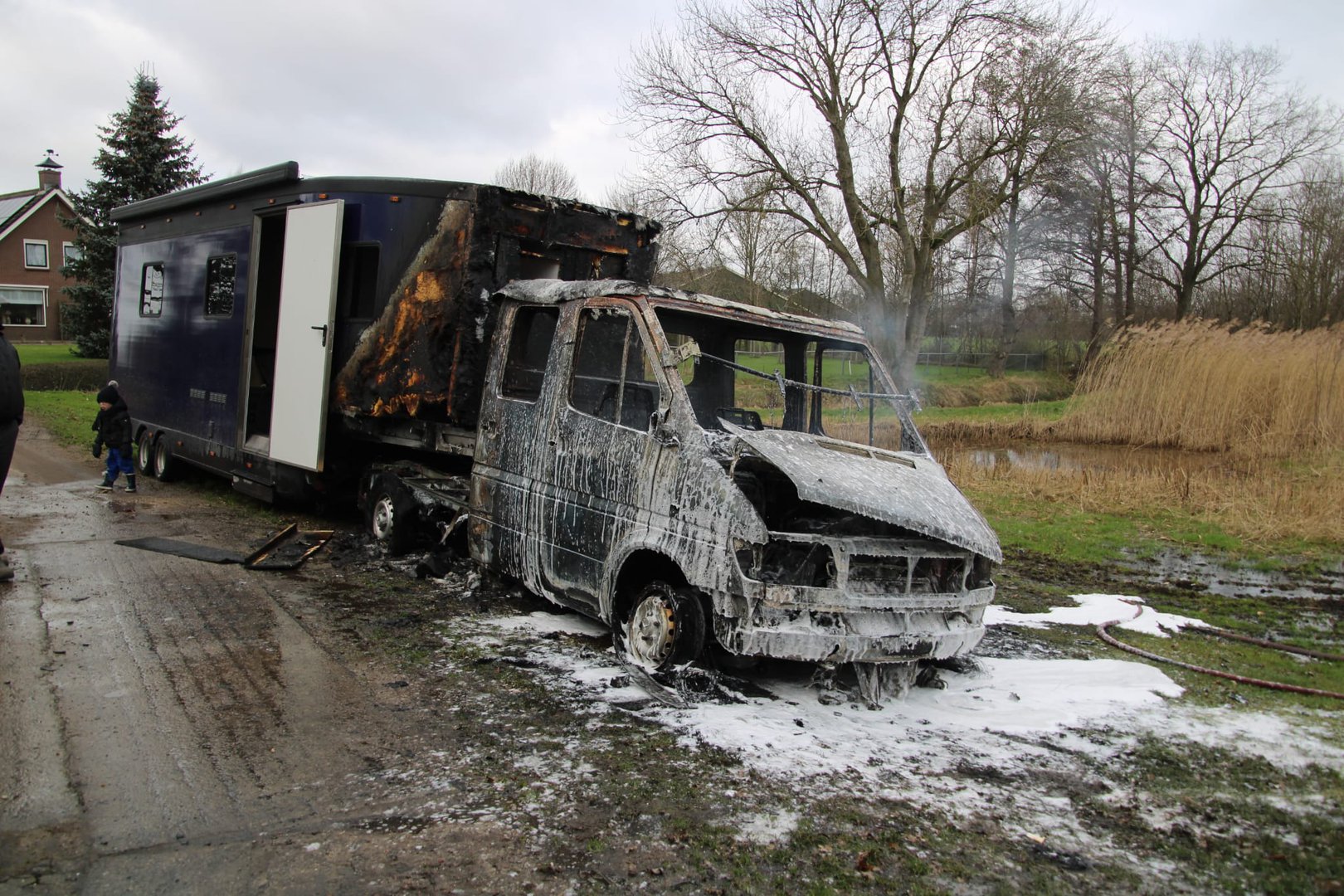 Bedrijfswagen door brand verwoest