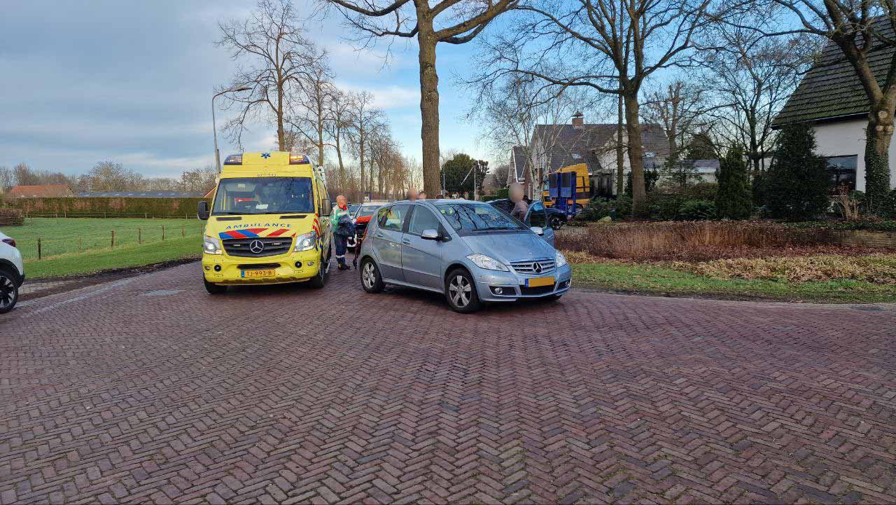 Vrouw gewond bij aanrijding tussen auto en fiets