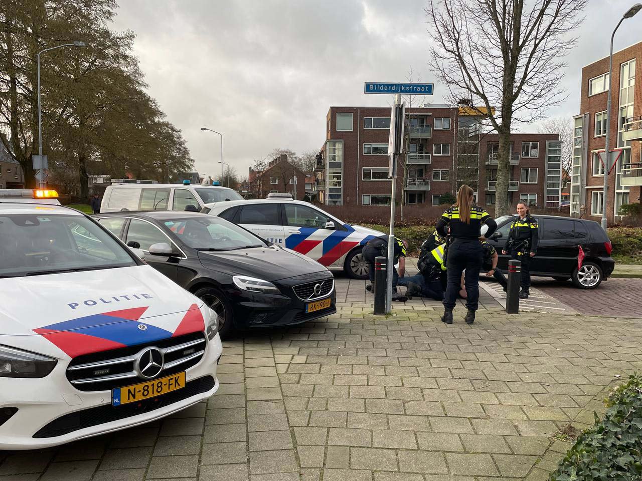 Automobilist wordt klemgereden en aangehouden door politie