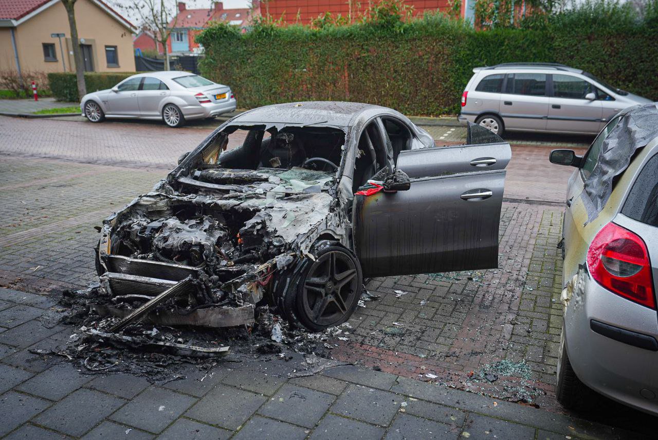 Auto verwoest door brand in Arnhem