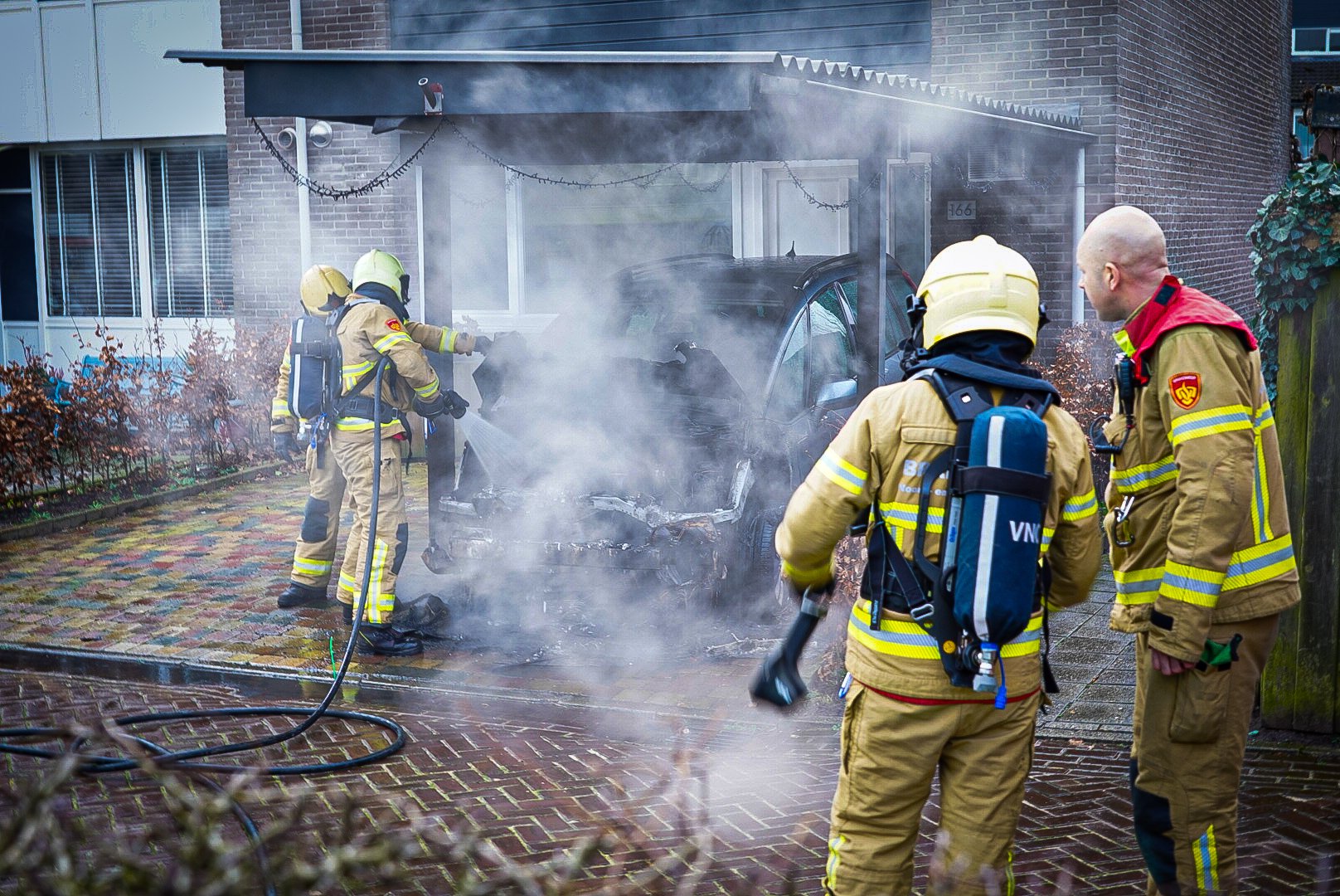 Auto vliegt in brand tijdens parkeren