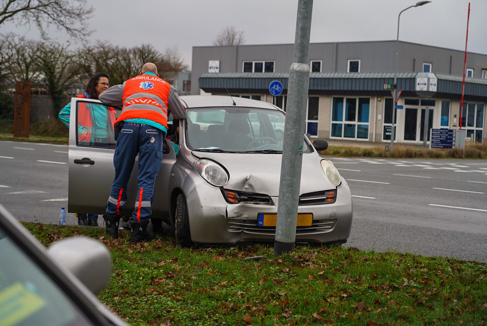 Auto klapt op lantaarnpaal na voorrangsfout
