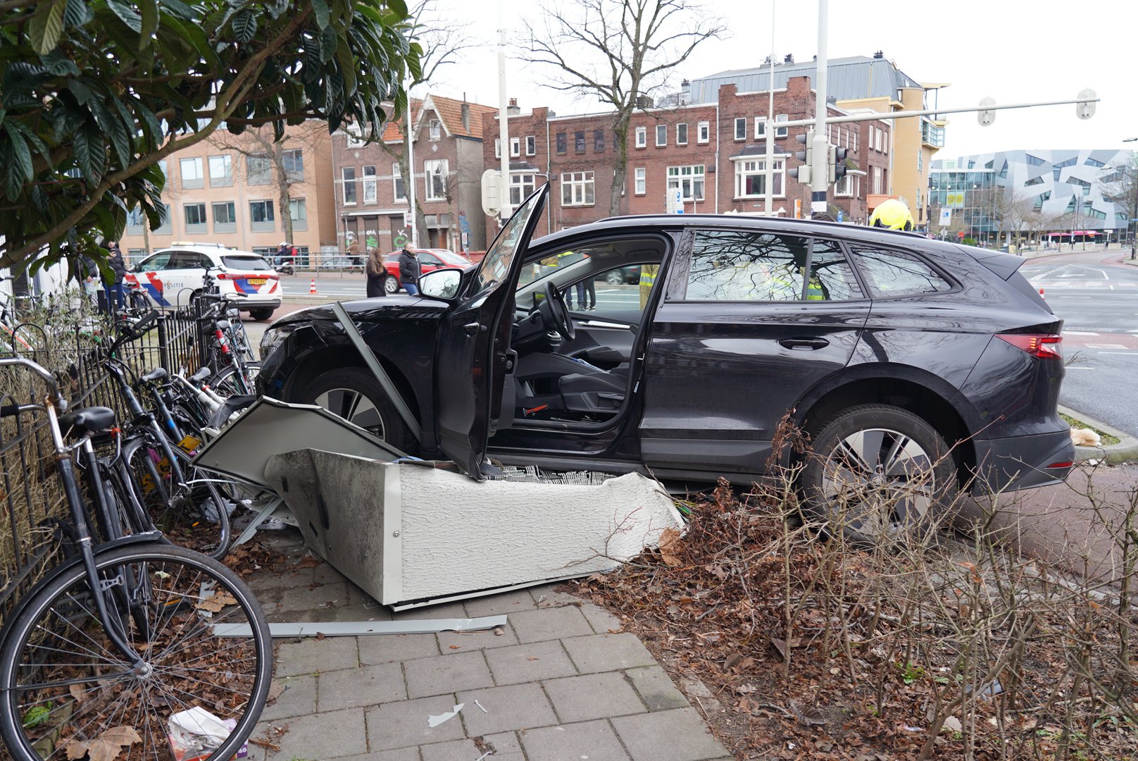 Persoon wordt onwel in auto en ramt verkeersregelinstallatie