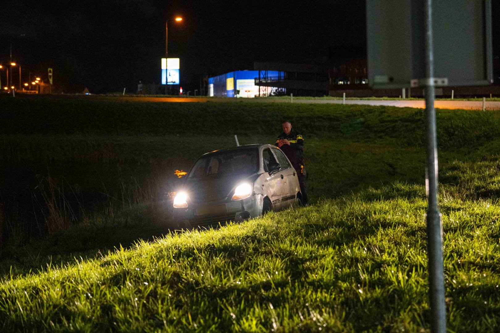 Automobilist op A12 belandt op het talud bij afrit Westervoort