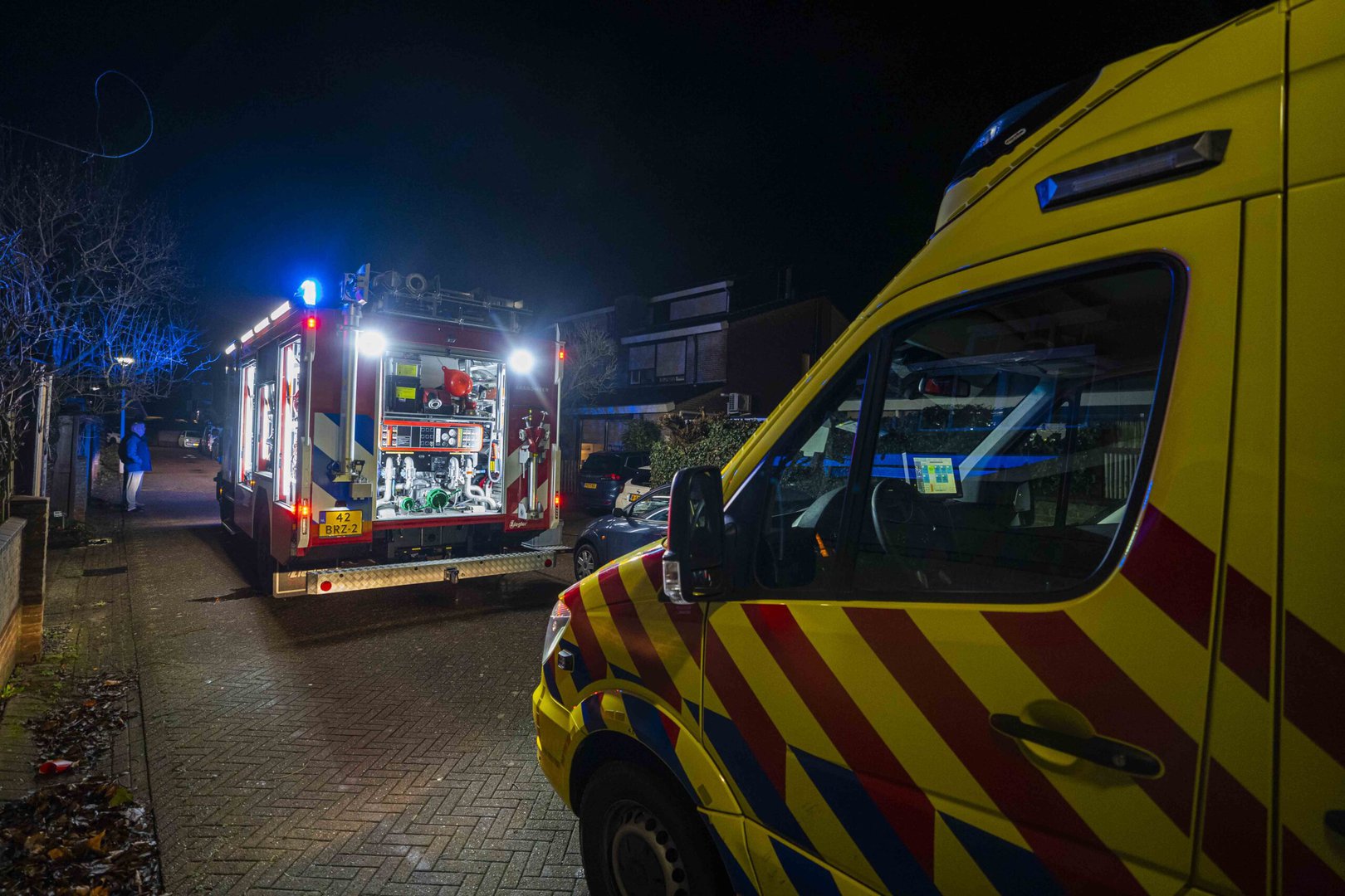 Bewoners worden wakker van rookmelder en ontdekken brand