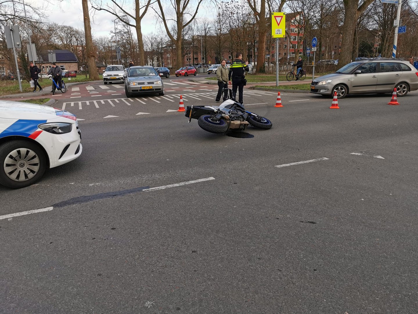 Motorrijder gewond na val door schrikreactie