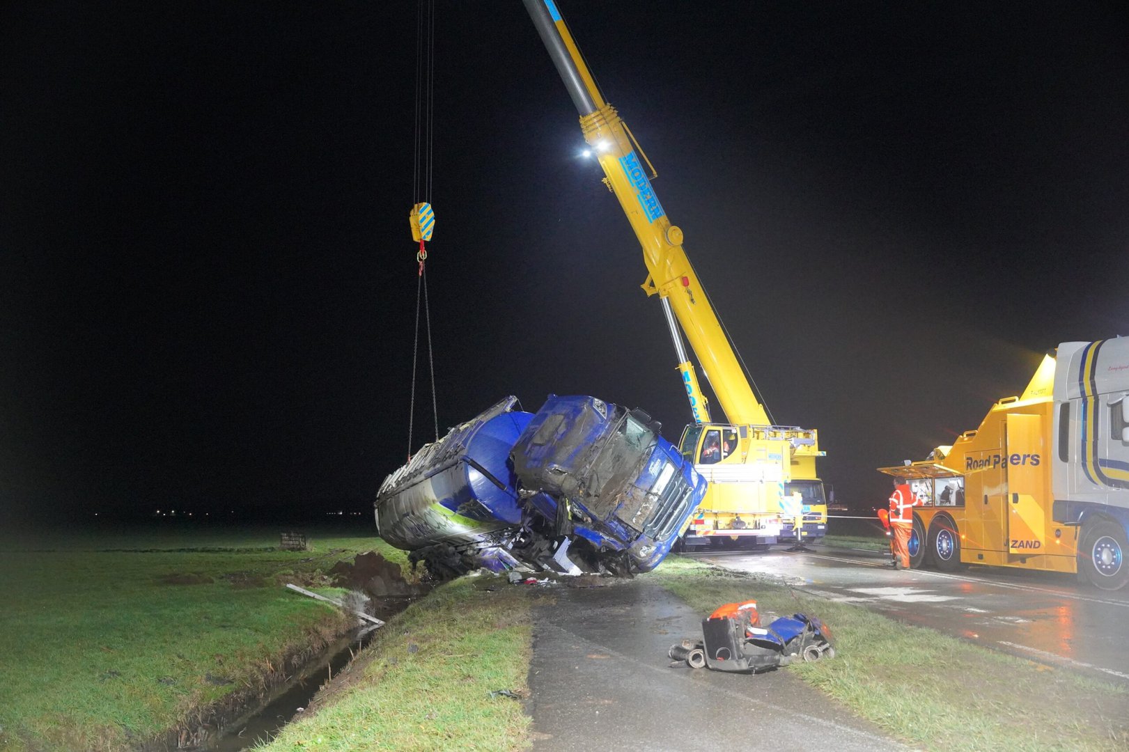 FOTO UPDATE: Berging gekantelde tankwagen met dierenvoeding