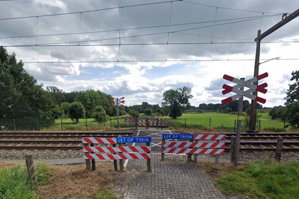 Jongetje ontsnapt aan de dood bij onbewaakte spoorwegovergang, fiets in twee stukken gebroken