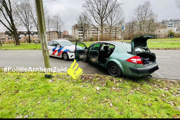 Politie tikt auto van de weg bij achtervolging in Arnhem