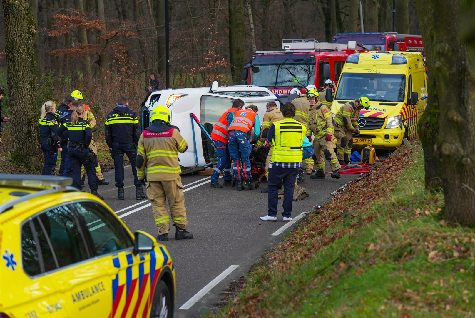 VIDEO: Automobilist bekneld met arm onder auto bij ongeval in Arnhem