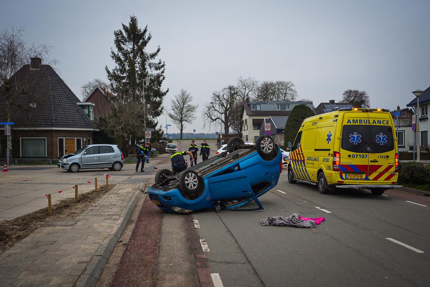 Automobilist slaat over de kop bij ongeval op kruising Heteren