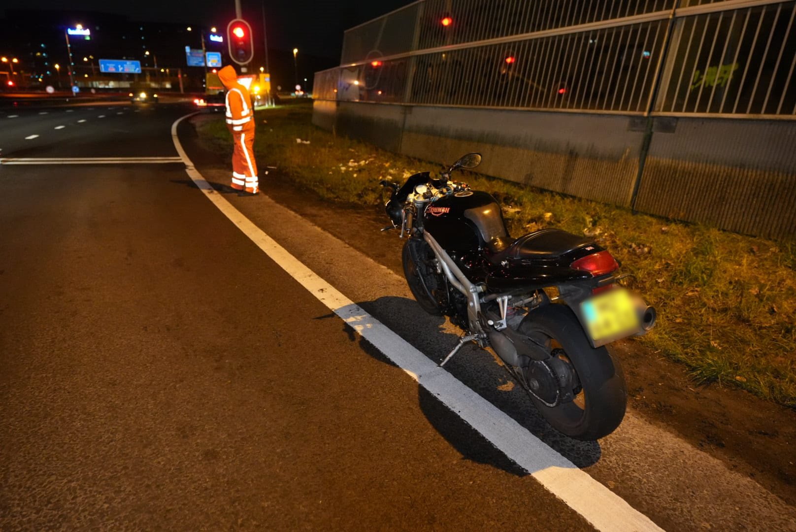 Motorrijder en passagier naar het ziekenhuis na aanrijding tegen verkeersbord
