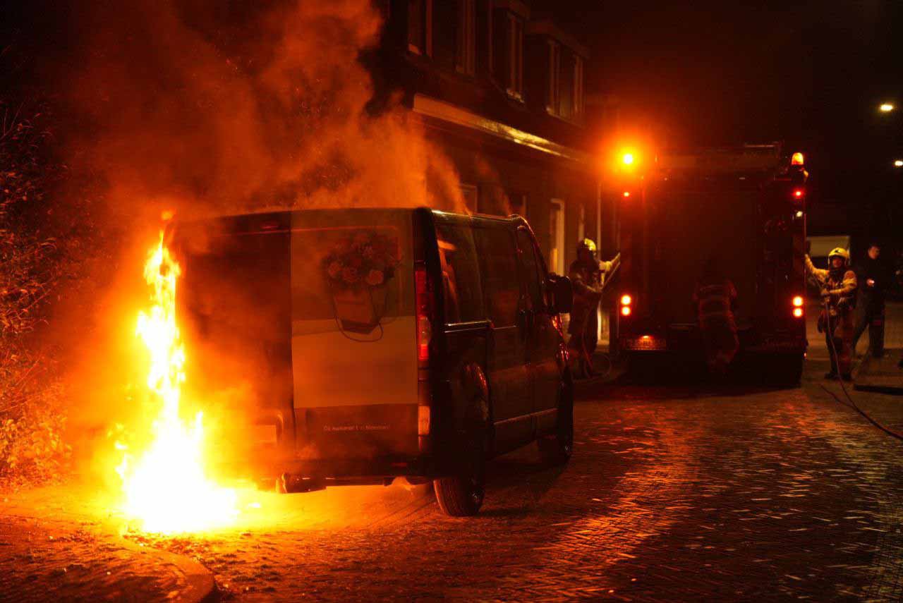 Bestelbus verwoest door brand, politie gaat uit van brandstichting