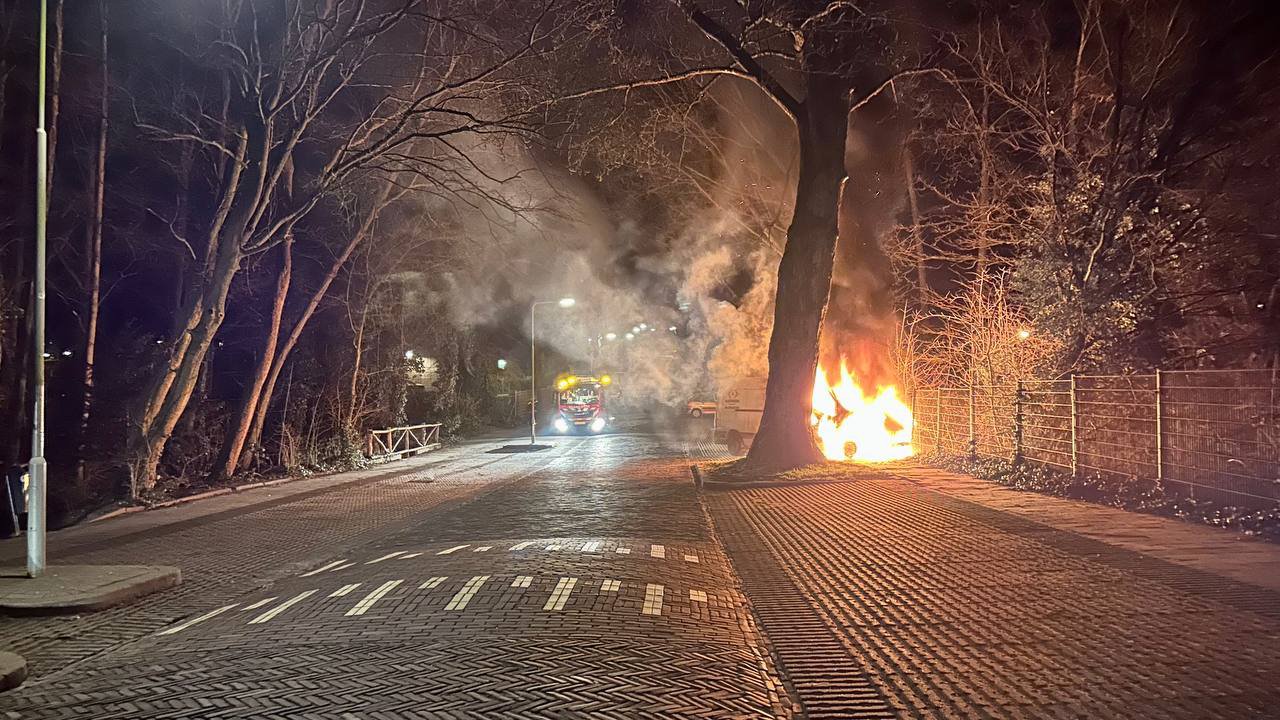 Bestelbus verwoest door brand op Vondellaan Arnhem