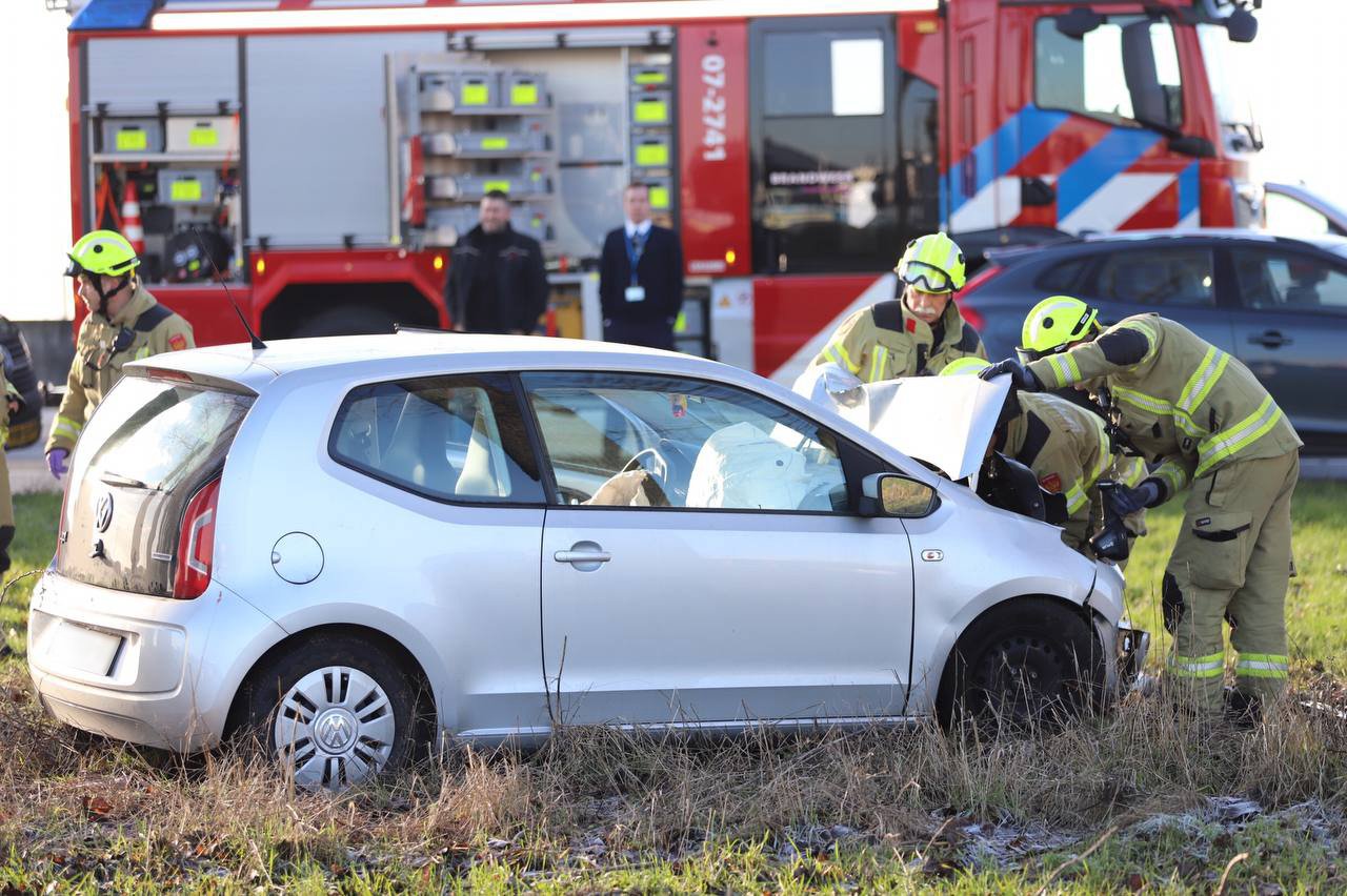 Automobilist eindigt tegen boom bij ongeval in Ede