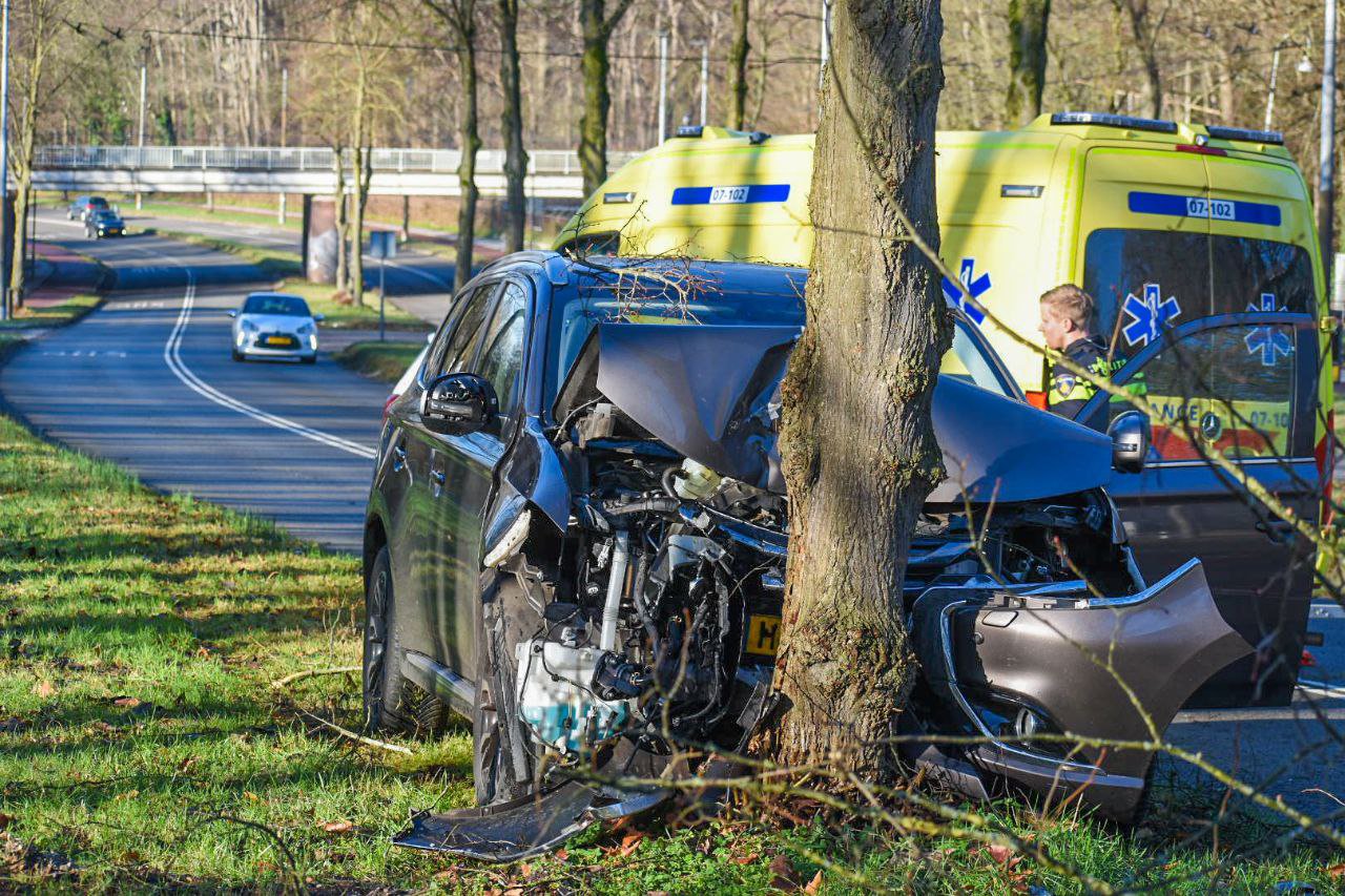 Auto knalt hard tegen boom in Arnhem, man gewond