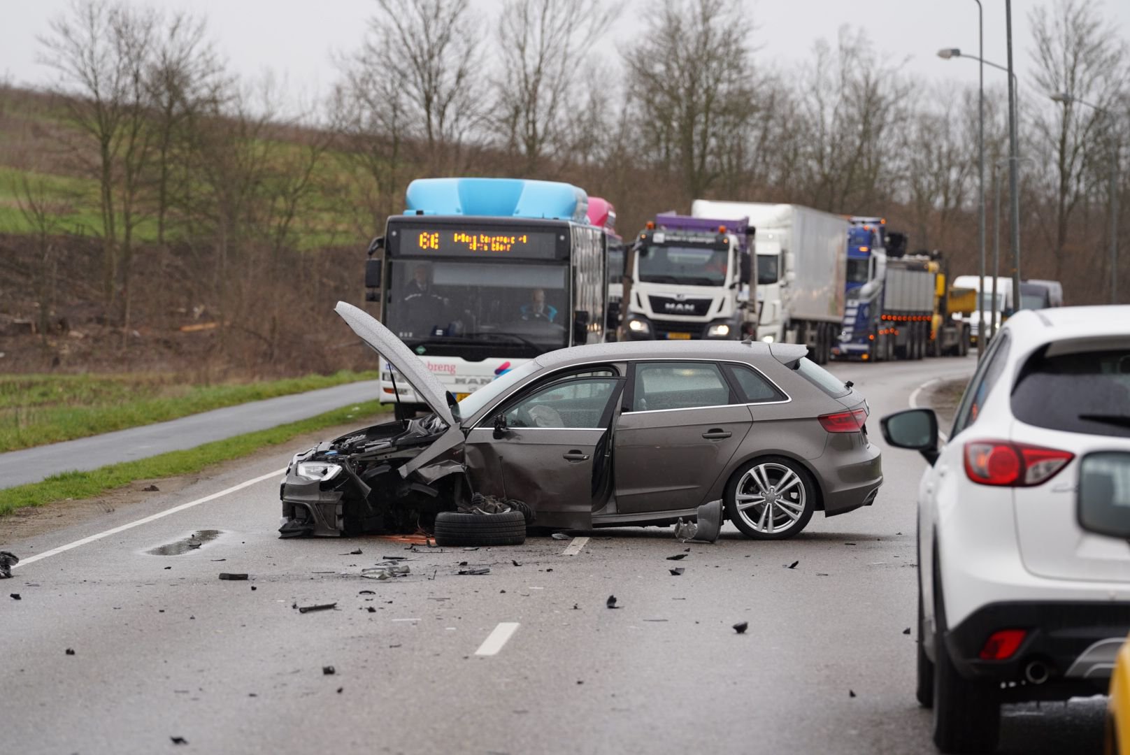 Ravage na ongeval op Rivierweg, auto’s raken total loss