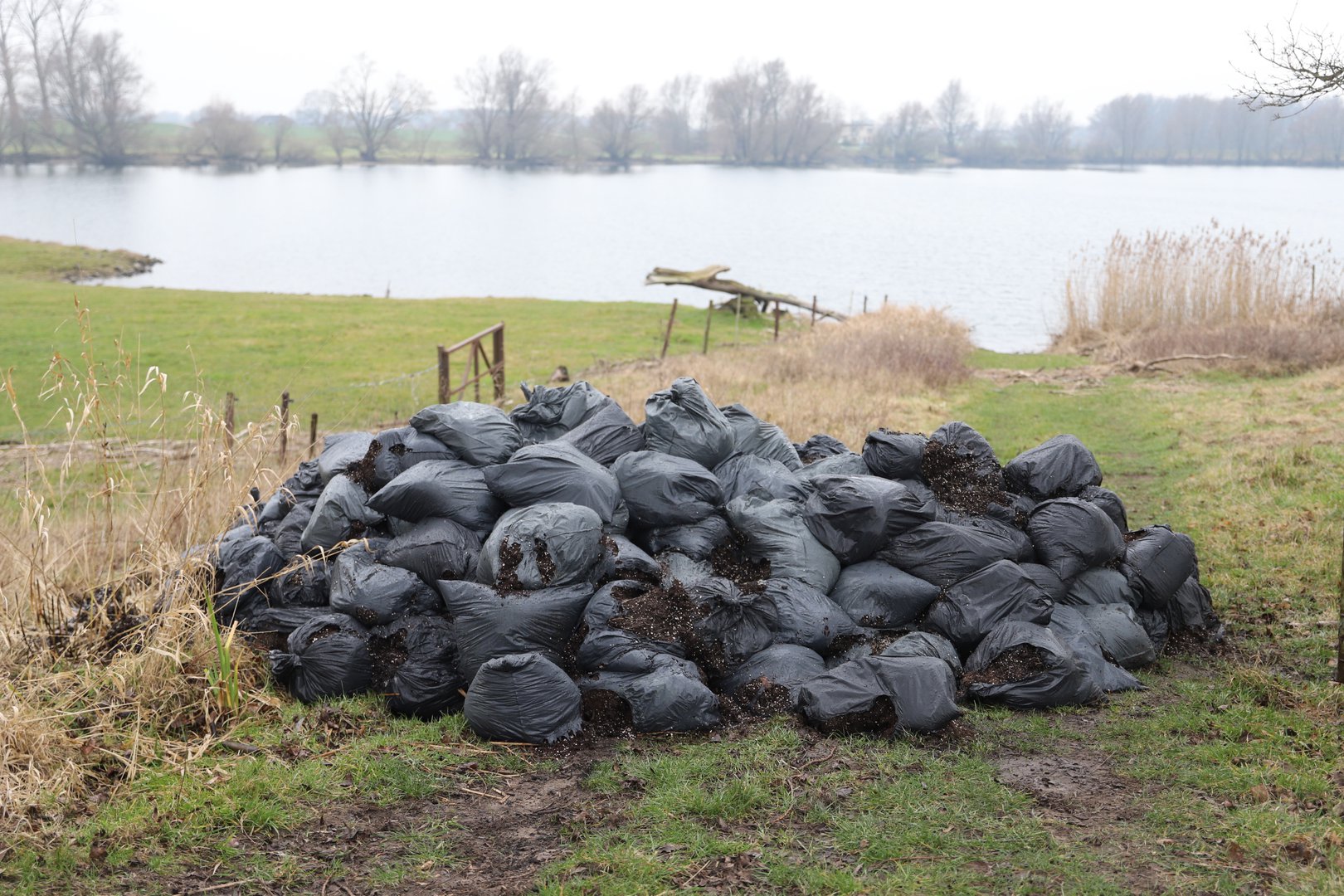 Grote hoeveelheid zakken potgrond gepoogd in brand te steken