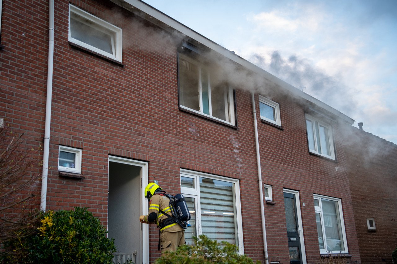 Woning tijdelijk onbewoonbaar door felle brand