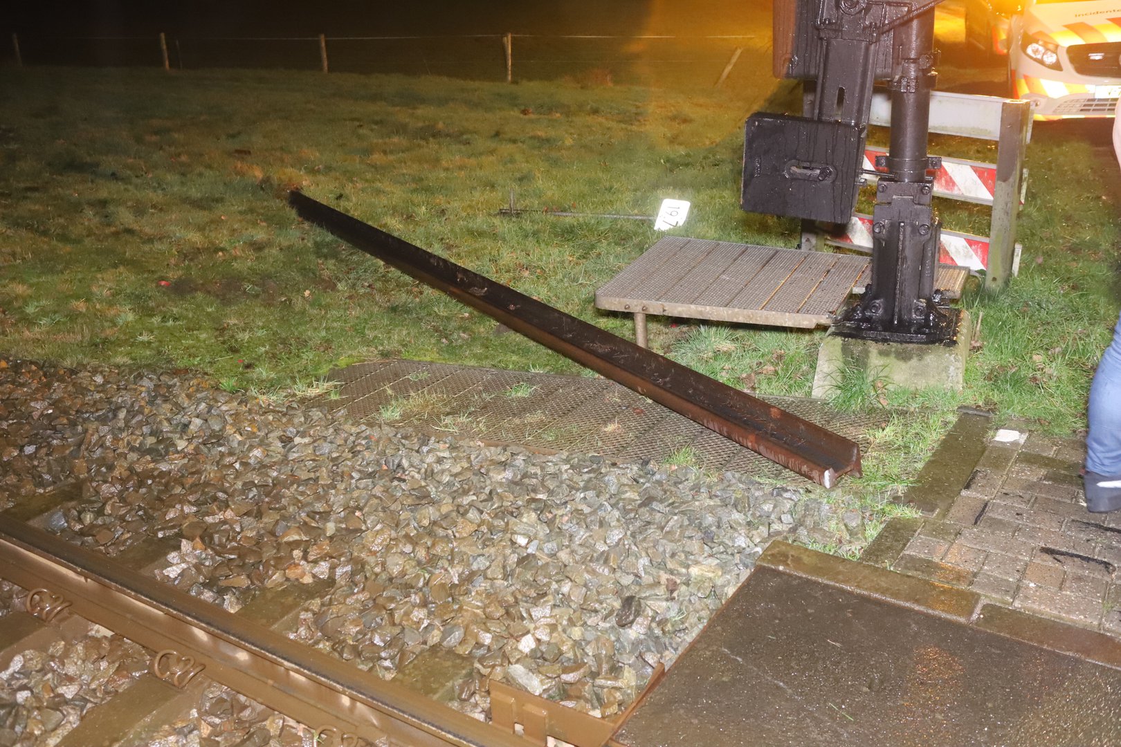 Trein knalt op aanhanger met spoorrails, automobilist gaat er vandoor