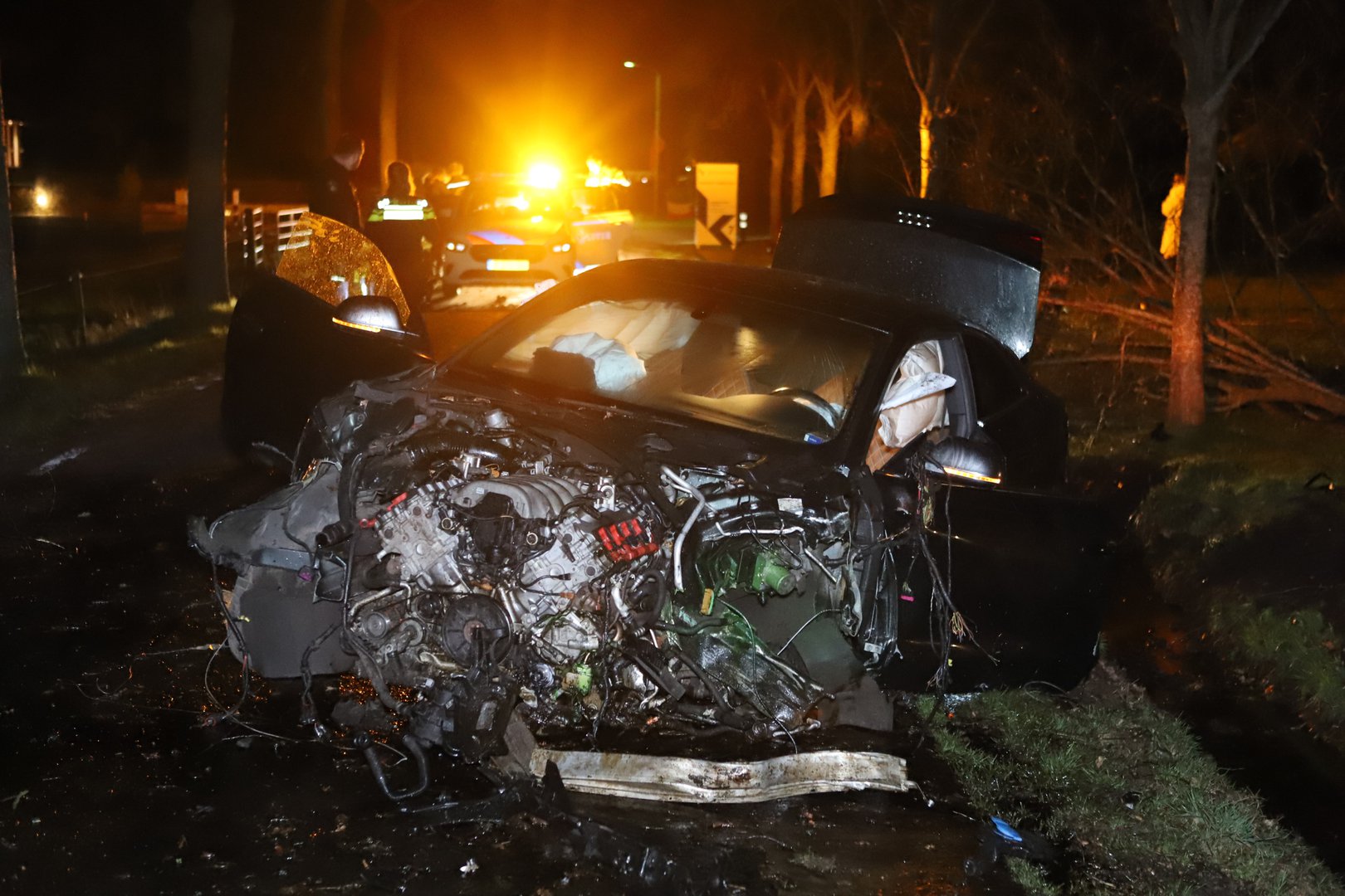 Man aangehouden na crash tegen twee bomen