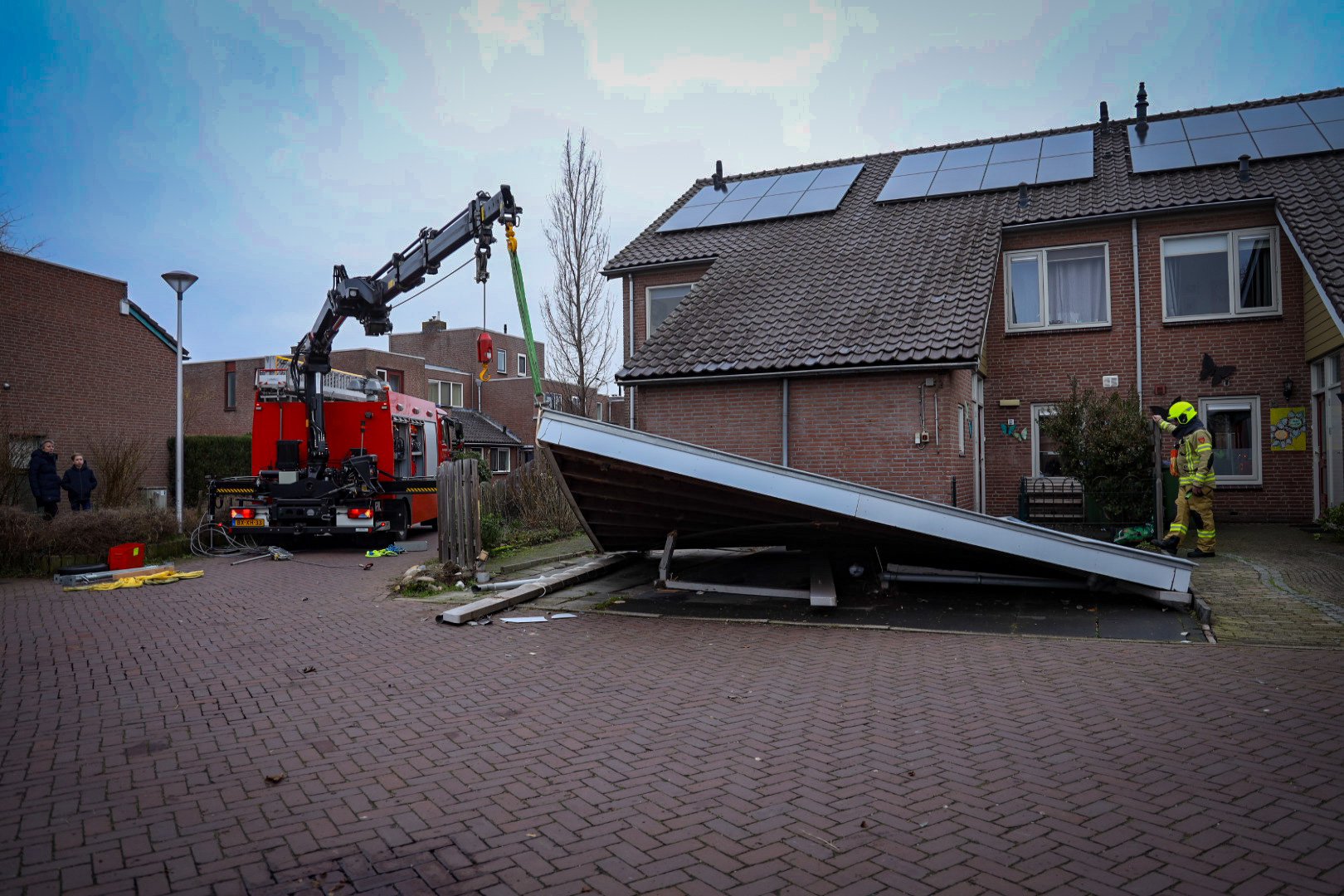 Bezorgwagen rijdt carport aan gort