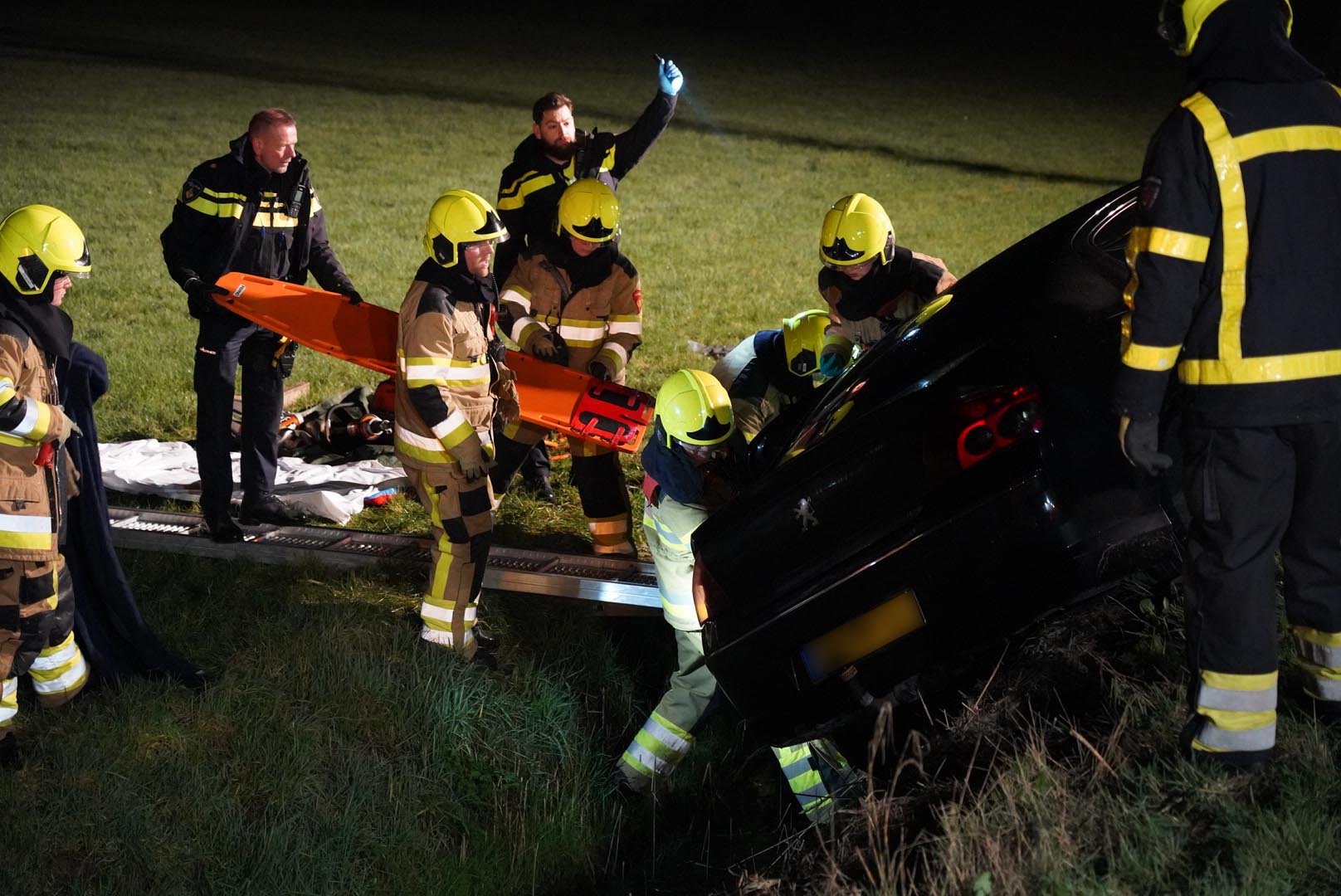 Auto ramt boom: bestuurster bevrijd door de brandweer