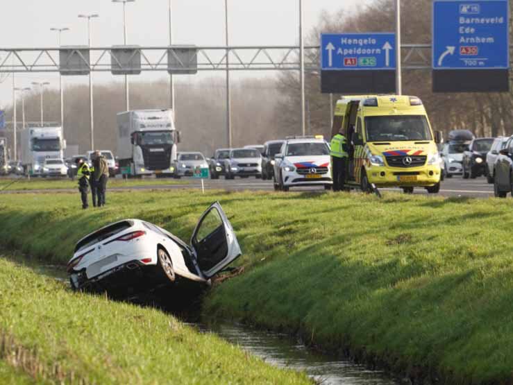 Auto komt in sloot terecht na ongeval op A1