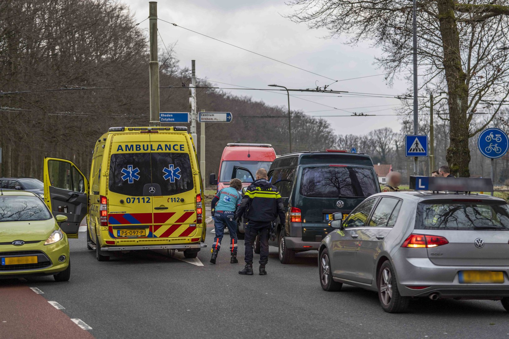 Automobilist wordt onwel in auto, voorbijgangers starten reanimatie