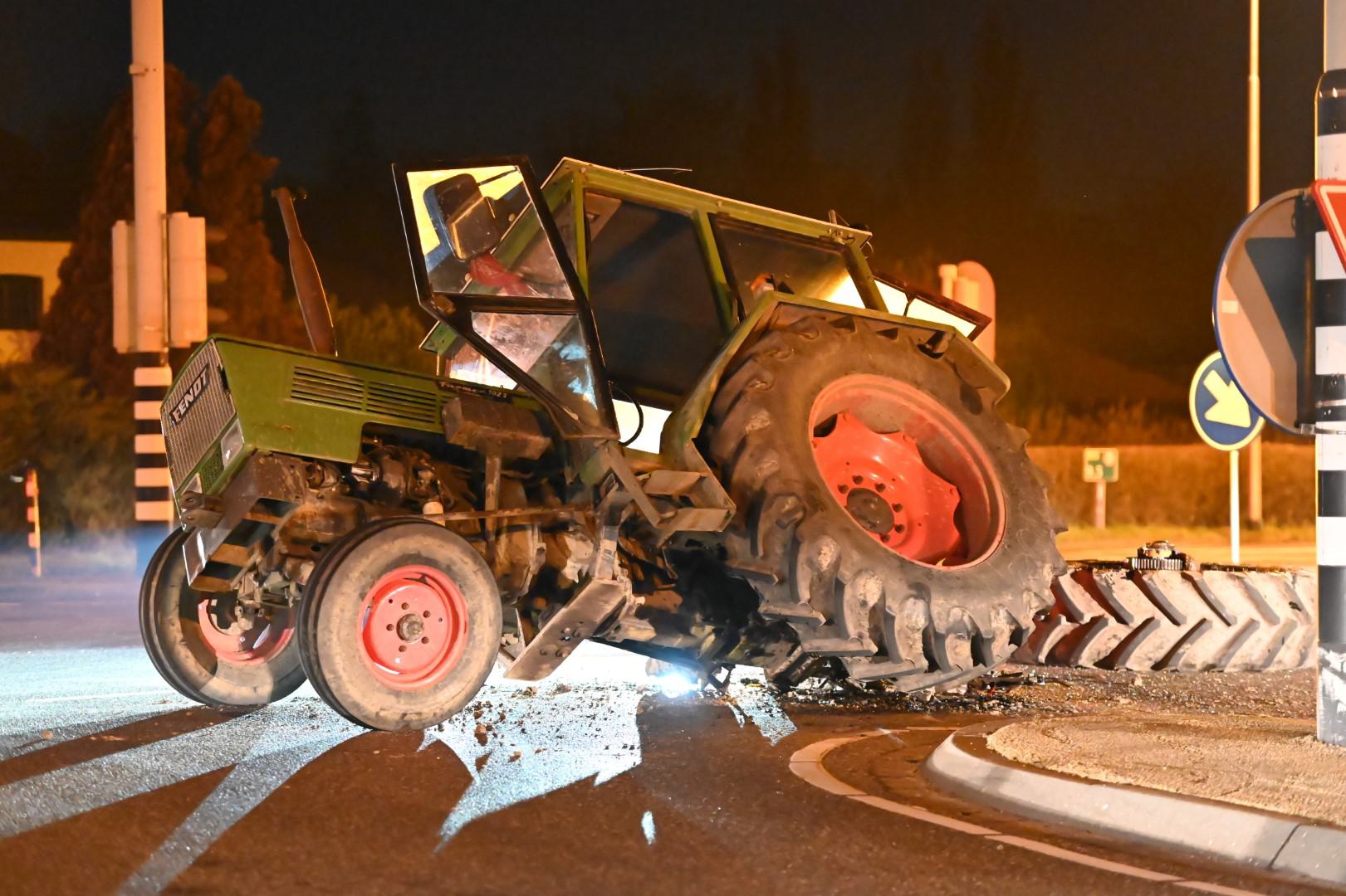 Tractor verliest achterwiel na aanrijding met auto