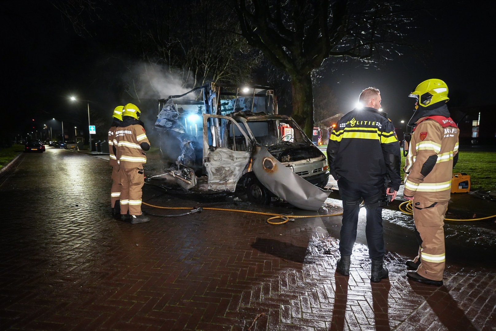 Twee voertuigen verwoest door brand in Arnhem, vermoedelijk sprake van brandstichting