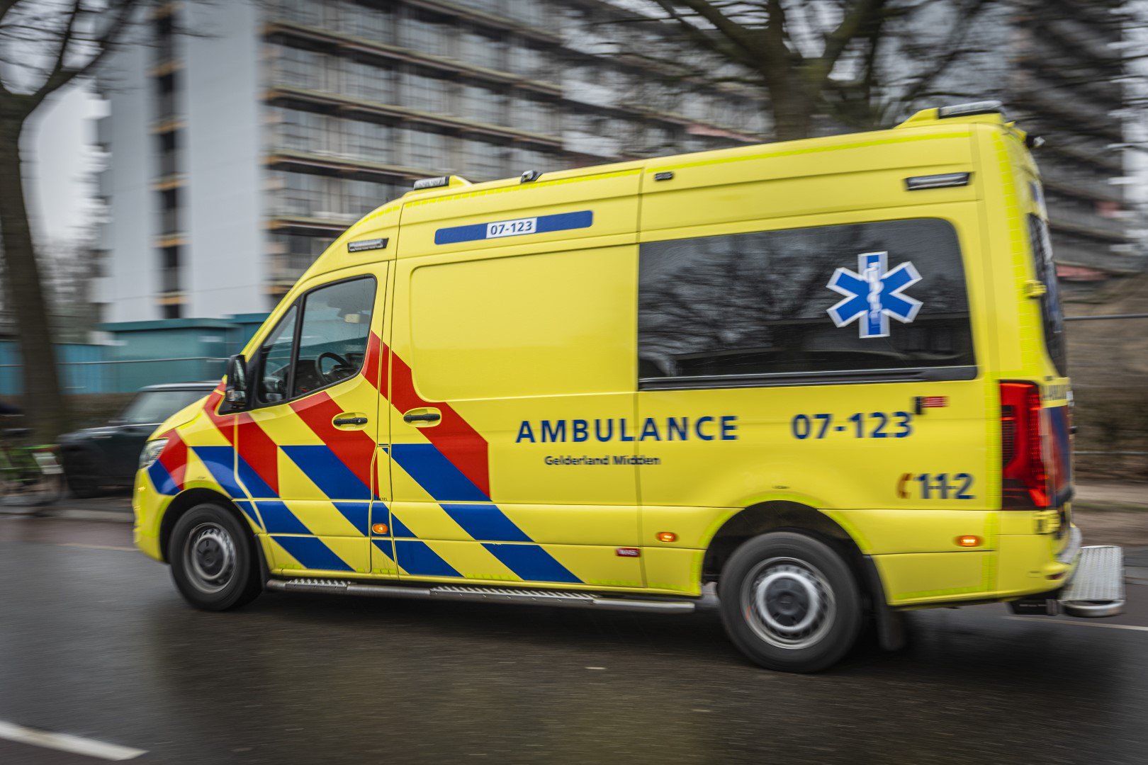 16-Jarige zwaargewond na aanrijding, bestuurder (23) rijdt door