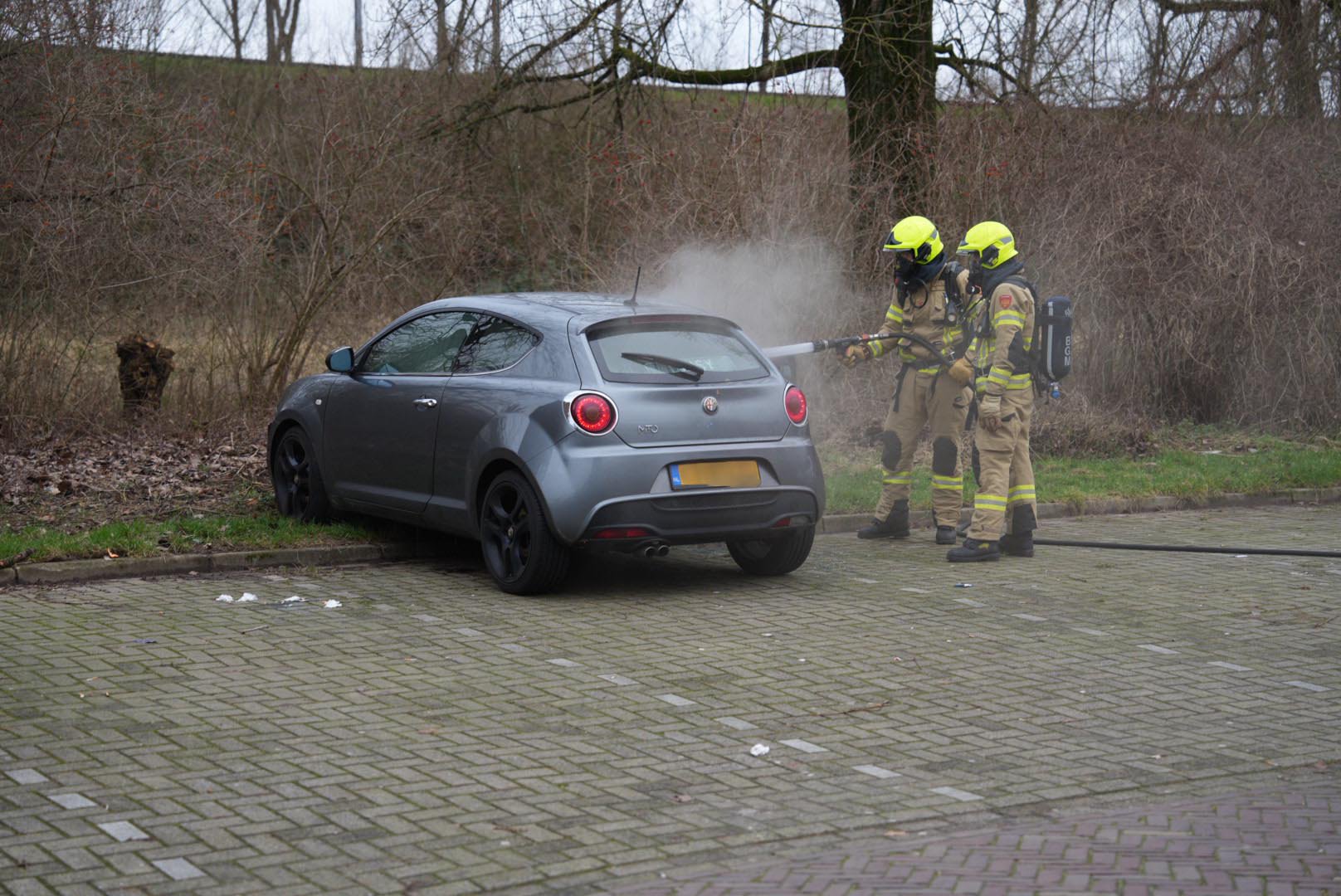 Oplettende buurtbewoner belt brandweer voor autobrand