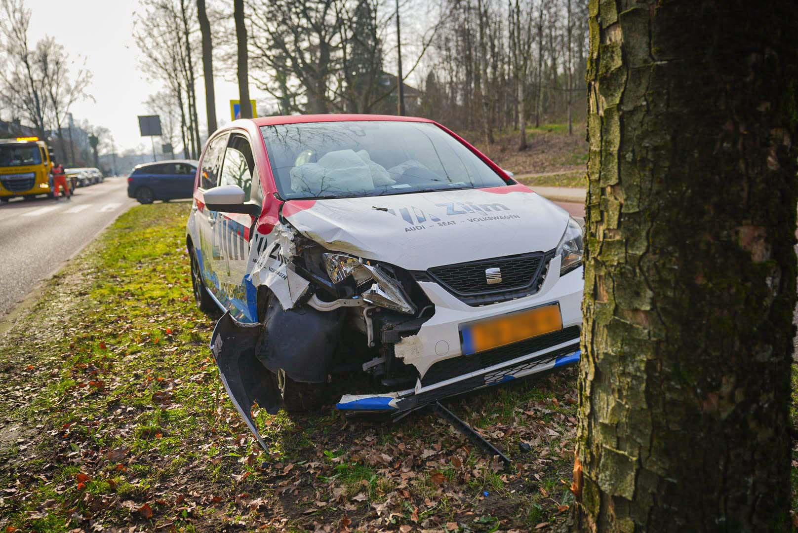 Auto komt tot stilstand tegen boom na botsing Arnhem