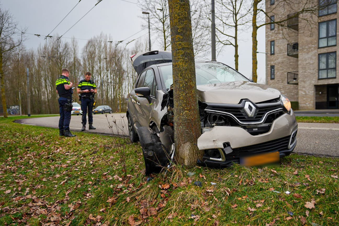 Auto vliegt uit de bocht in Arnhem-Zuid