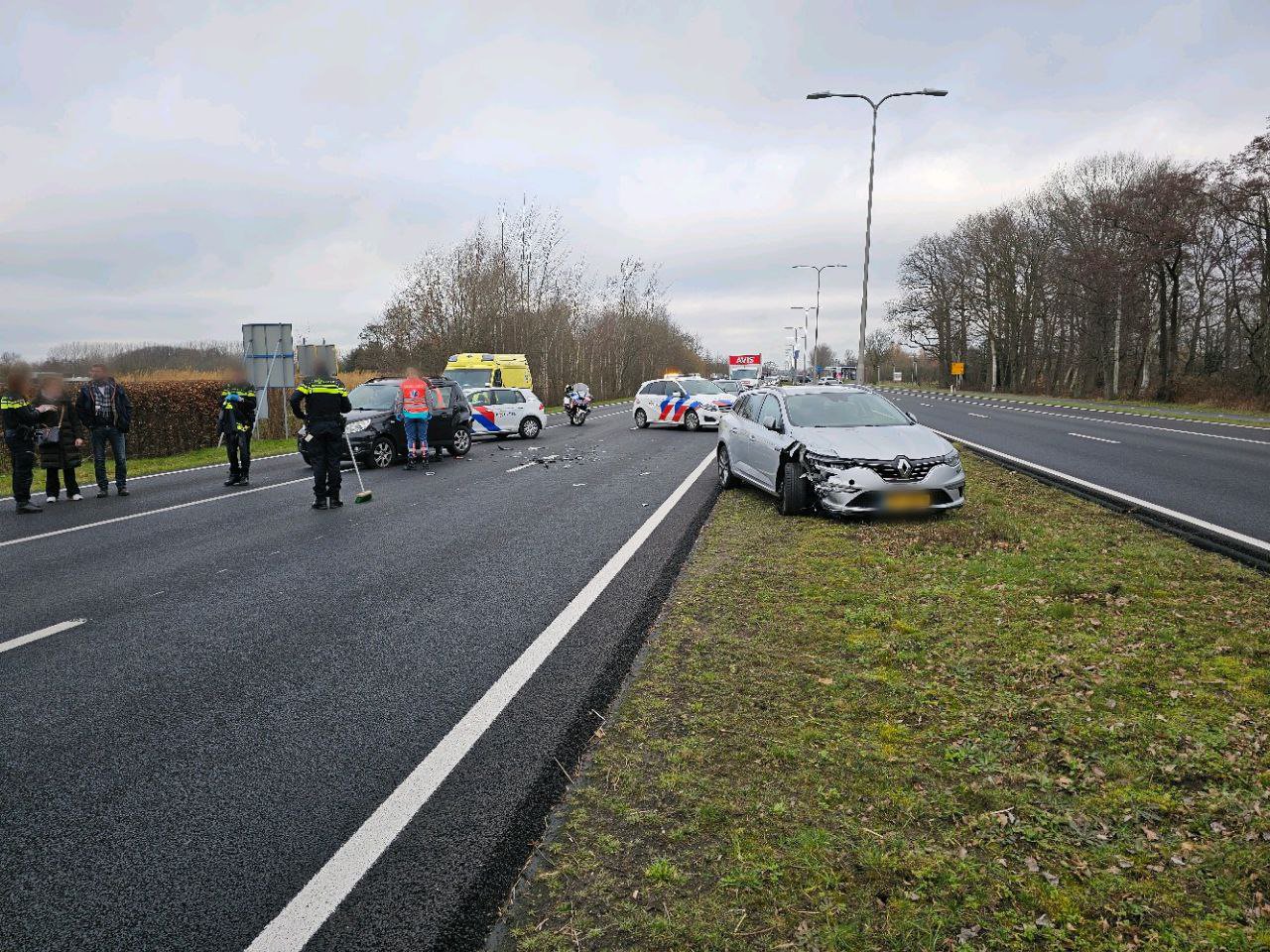 Meerdere voertuigen betrokken bij ongeluk, weg korte tijd afgesloten