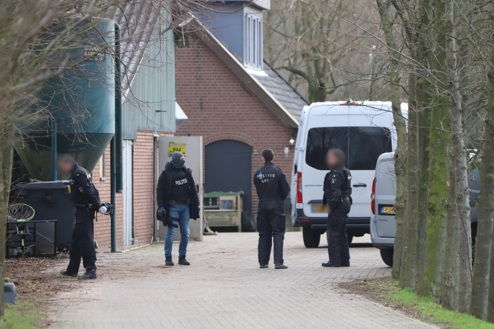 Arrestatieteam doet inval bij boerderij en treft drugslab aan