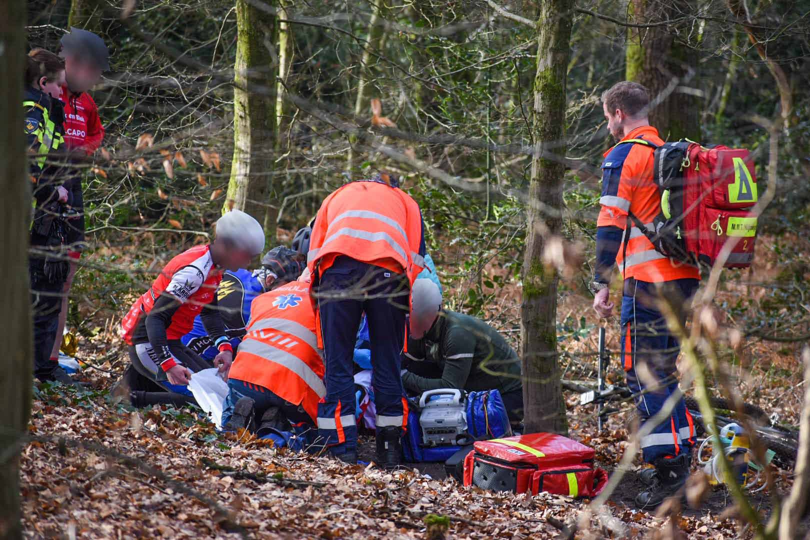 Mountainbiker komt ongelukkig ten val en raakt zwaargewond