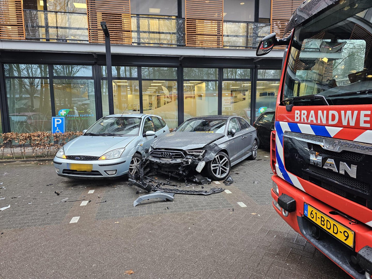 Automobilist drukt op gaspedaal en richt schade aan bij zeven auto’s