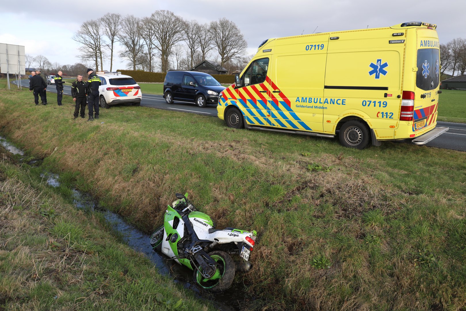Beschonken motorrijder belandt in de sloot, blijkt te worden gezocht