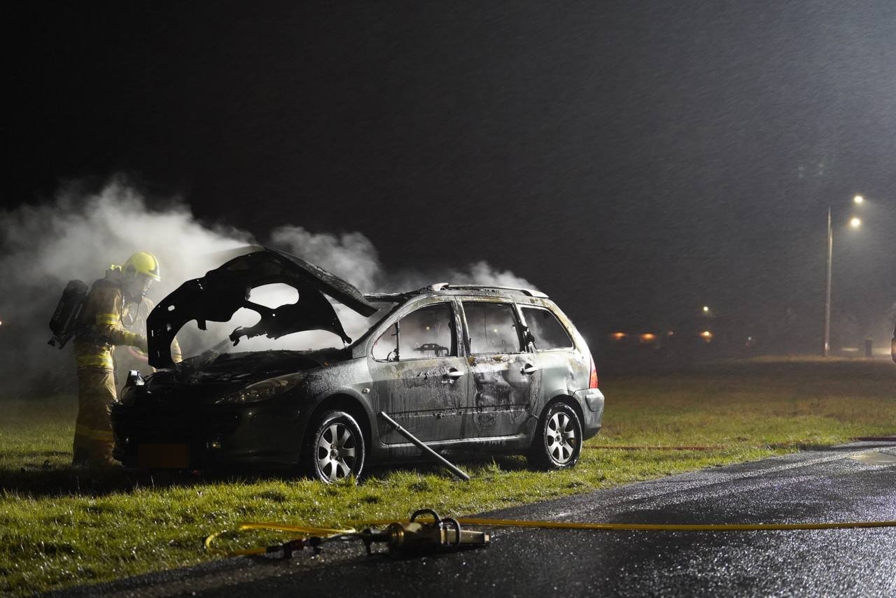 Auto brandt volledig uit in Doesburg: ”Staat al dagen in de berm”