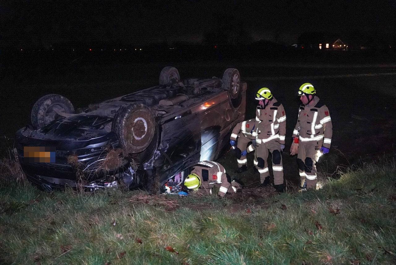 Auto belandt op zijn kop in weiland, dader gevlucht