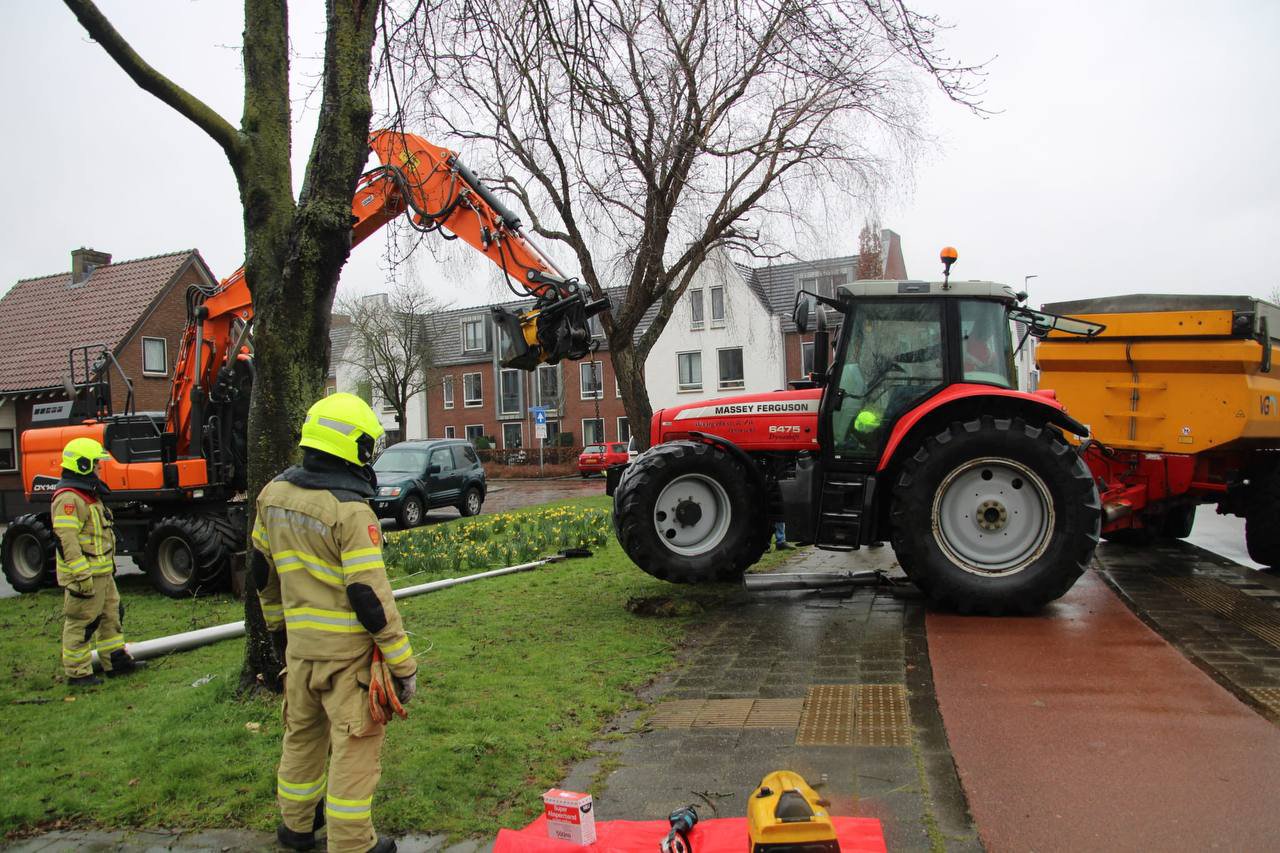 Tractor komt vast te zitten op lantaarnpaal bij eenzijdig ongeluk